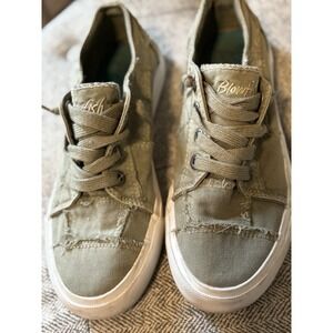 Blowfish Malibu Womans Size 7 Sneaker Athletic Shoes Green Distressed Slip On